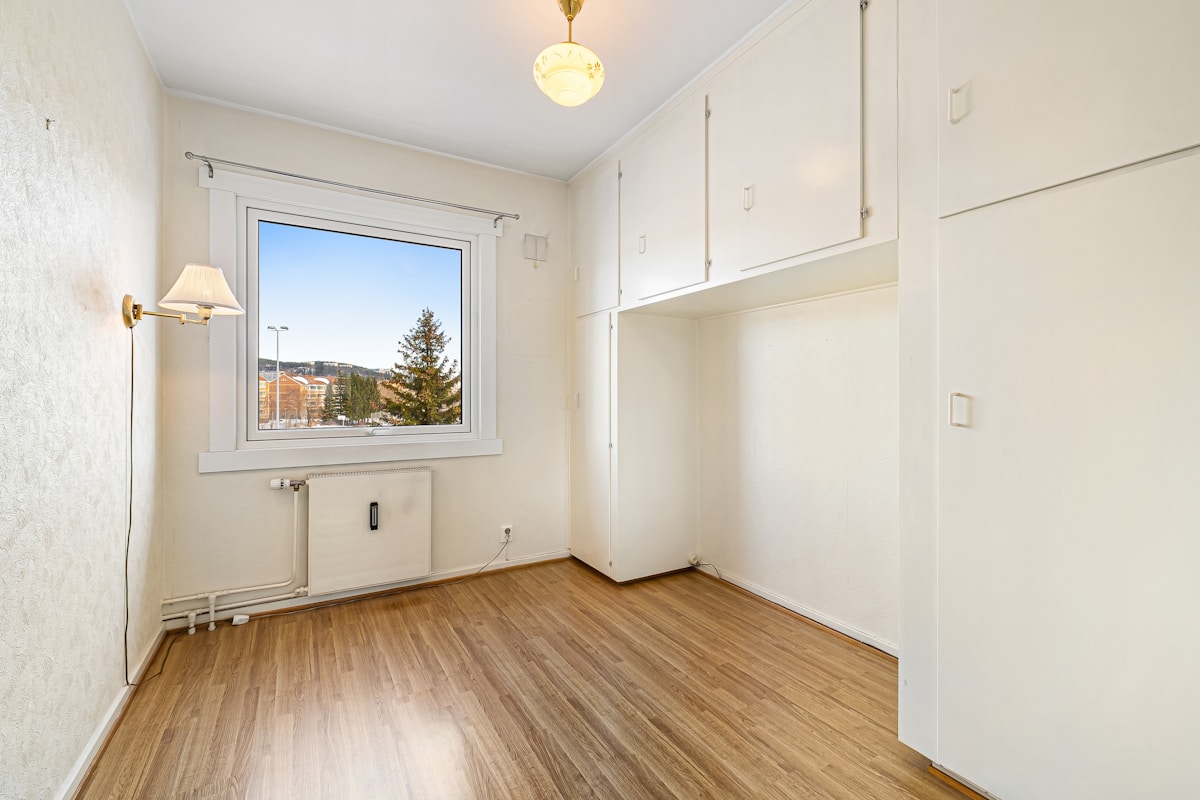 Empty dining room before virtual staging