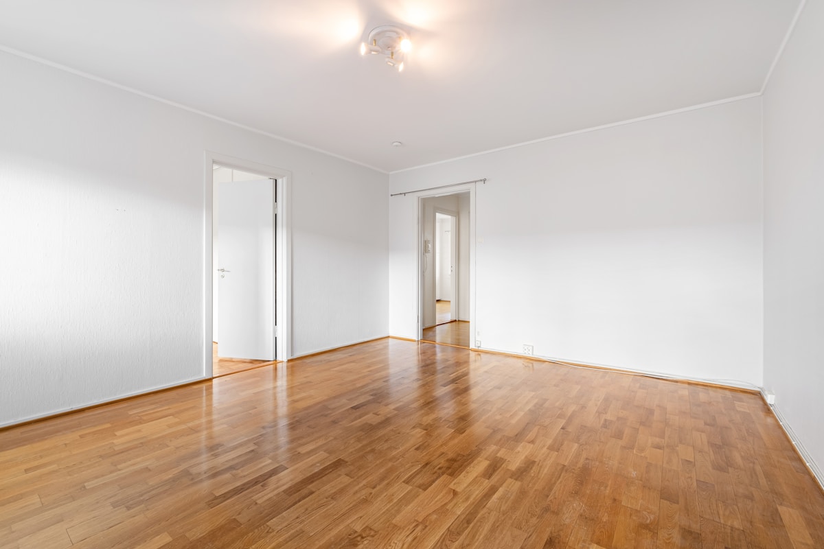 Empty living room before AI staging
